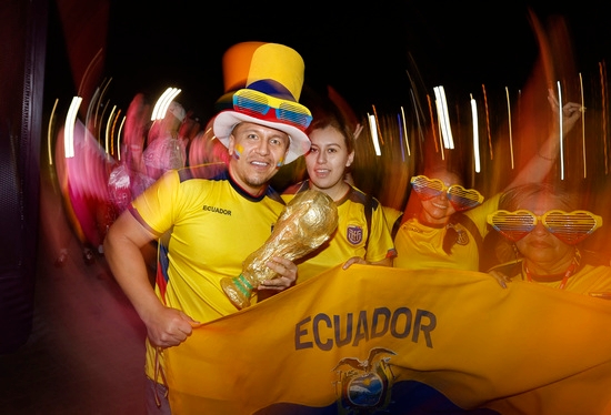  지난 20일(현지 시각) 2022년 카타르 월드컵 개막경기에서 개최국 카타르는 이긴 에콰도르 팬들이 경기 후 경기장 밖에서 축하를 하고 있다. 사진=로이터