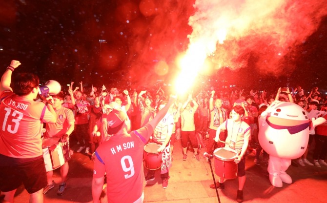 2018 러시아월드컵 조별예선 F조 대한민국 대 멕시코의 경기가 열린 24일 새벽 서울 종로구 광화문 광장에서 붉은악마와 시민들이 열띤 응원을 하고 있다. 사진=뉴시스.