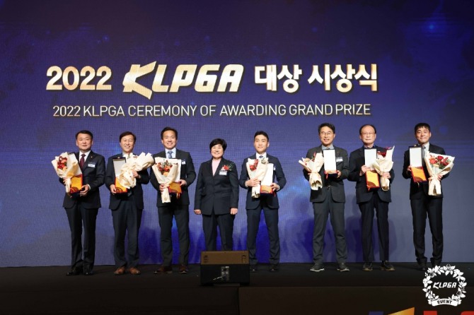 감사패 시상자들과 강춘자 KLPGT 대표이사(왼쪽에서 4번째)