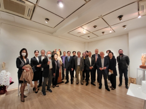 지난 21일 일본 도쿄 세호 갤러리에서 열린 '2022 K-Sculpture 한국∙일본 교류전' 개막식에 참석한 윤영달 크라운해태제과 회장(오른쪽에서 다섯 번째)와 관계자들이 기념 촬영을 하고 있다.
