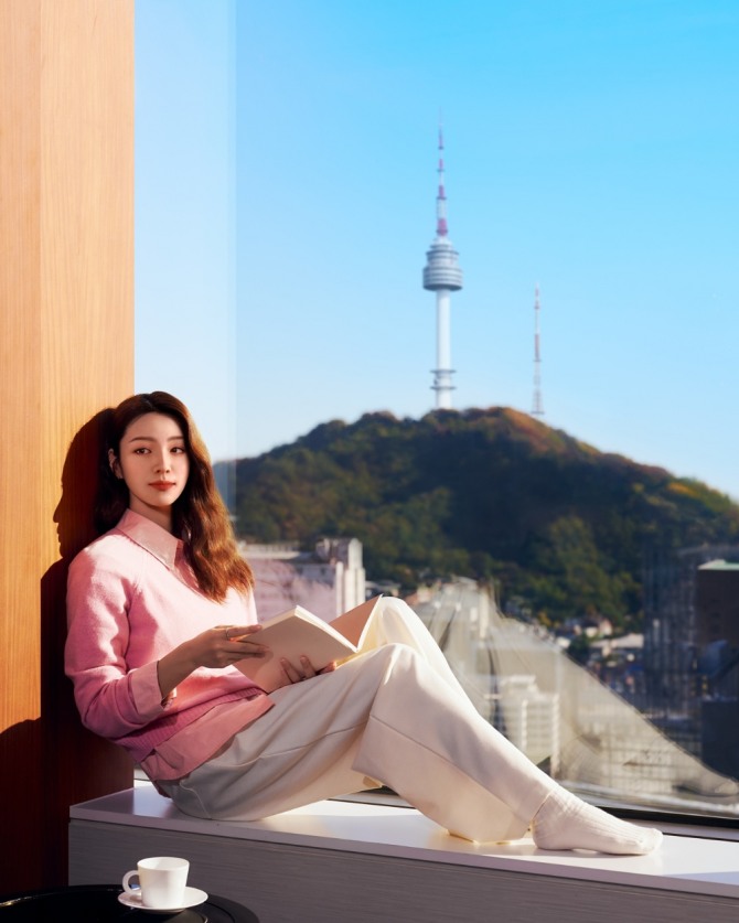롯데홈쇼핑은 롯데호텔과 연계해 가상인간 ‘루시’를 홍보 모델로 내세운 ‘호캉스 콘텐츠’를 선보인다. 롯데홈쇼핑 가상인간 루시-롯데호텔 연계 호캉스 콘텐츠 이미지. 사진=롯데홈쇼핑.