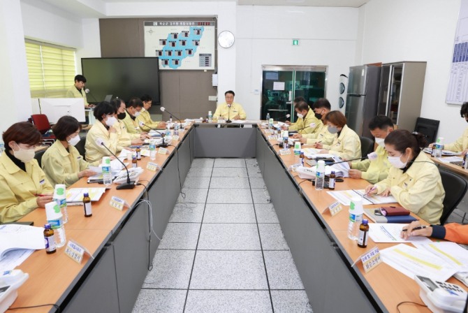 화순군(군수 구복규)이 22일 나드리복지관 화재 발생 상황을 가정한 재난대응 토론훈련을 진행했다.  / 전남 화순군=제공