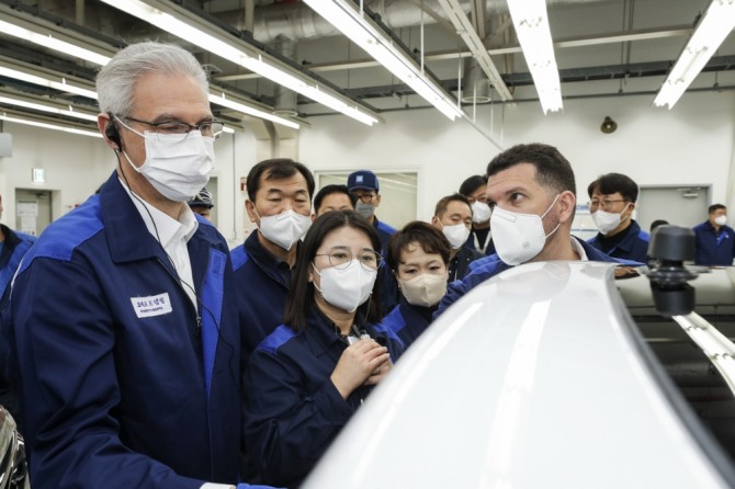 로베르토 렘펠 지엠(왼쪽 첫번째) 한국사업장 사장이 창원공장 방문해 공장 품질팀과 신차 생산을 위한 막바지 점검에 나서고 있다. 사진=한국지엠