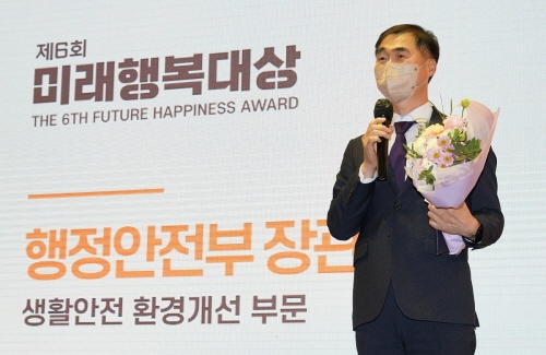 휴젤 홍보실 유병희 상무가 지난 22일 서울 여의도 CCMM 빌딩에서 열린 ‘제6회 미래행복대상’ 시상식에서 행정안전부 장관상을 수상하고 있다. 사진=휴젤.