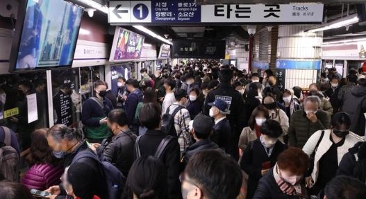 지난 7일 서울역 지하철 승강장이 혼잡한 모습을 보이고 있다.사진=뉴시스