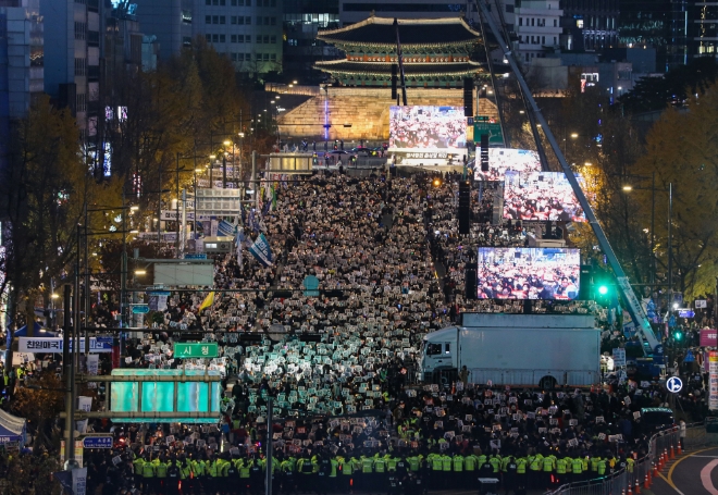 지난 19일 오후 서울 중구 숭례문 일대에서 촛불전환행동 주최로 윤석열 정부를 규탄하는 촛불집회가 열리고 있다. 사진=뉴시스