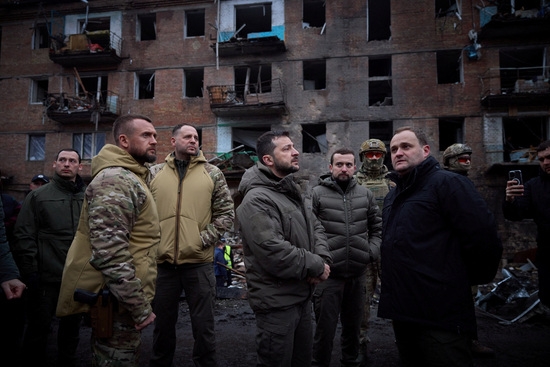 볼로디미르 젤렌스키 우크라이나 대통령이 25일(헌재 시각) 우크라이나 키예프 인근 비슈호로드 마을에서 러시아 미사일 공격으로 파괴된 주거용 건물 현장을 방문하고 있다. 사진=로이터