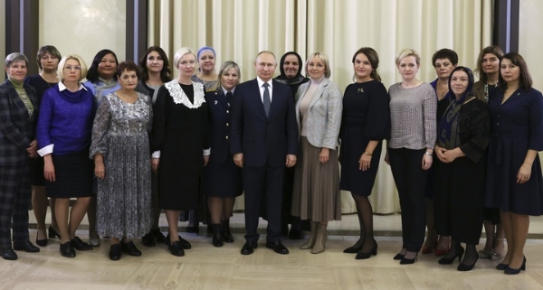 러시아 정부는 블라디미르 푸틴 대통령이 우크라이나 전선에 참여한 장병의 어머니 17인과 함께 회담했다고 25일 발표했다. 사진=AP통신·뉴시스