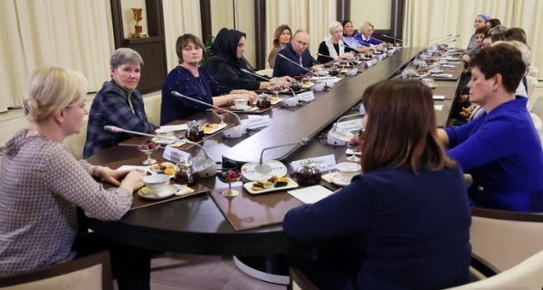 러시아 정부는 블라디미르 푸틴 대통령이 우크라이나 전선에 참여한 장병의 어머니 17인과 함께 회담했다고 25일 발표했다. 사진=AP통신·뉴시스