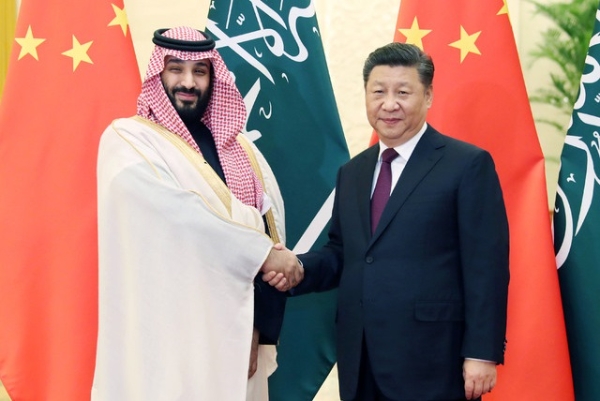 시진핑 중국 국가주석(오른쪽)이 무함마드 빈 살만 사우디아라비아 왕세자와 2019년 2월 23일 중국 베이징 인민대회당에서 정상회담을 앞두고 악수하고 있다. 사진=신화통신·뉴시스