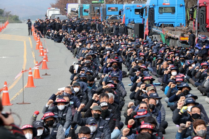 지난 24일 경북 포항시 남구 오천읍 포항철강산업단지에서 열린 민주노총 공공운수노조 화물연대본부(화물연대) 포항지부 총파업 출정식에서 조합원들이 구호를 외치고 있다. 사진=연합뉴스