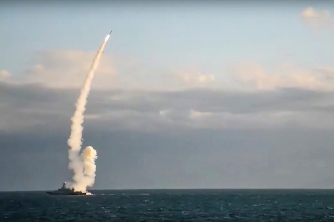 러시아 전함에서 미사일이 발사되는 모습. 사진=AP/연합뉴스 