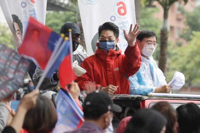 대만 지방선거를 이틀 앞둔 24일(현지시간) 대만 국민당의 장완안(43) 타이베이 시장 후보가 지지자들을 향해 손을 흔들고 있다. 사진=AP/연합뉴스