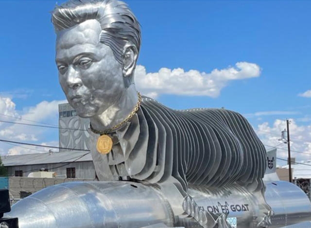 일론 머스크의 지지자들이 제작한 초대형 ‘머스크 동상’. 사진=베스트라이트