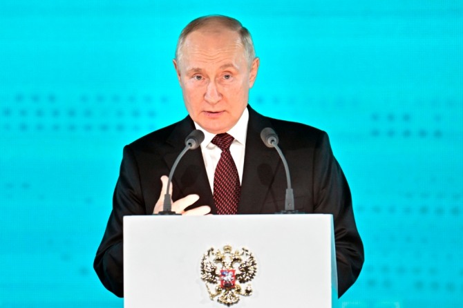 블라디미르 푸틴 러시아 대통령은 러시아 최대 대출 기관인 스베르방크가 주최하고 인공 지능에 관한 회의에서 은행과 제3자의 개입으로부터 독립된 국제 결제를 위한 새로운 시스템을 구축할 것을 촉구했다. 사진=AP/뉴시스
