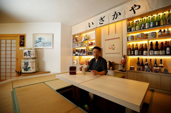 일본 사케가 진열되어 있는 한 이자카야 바.  사진=로이터