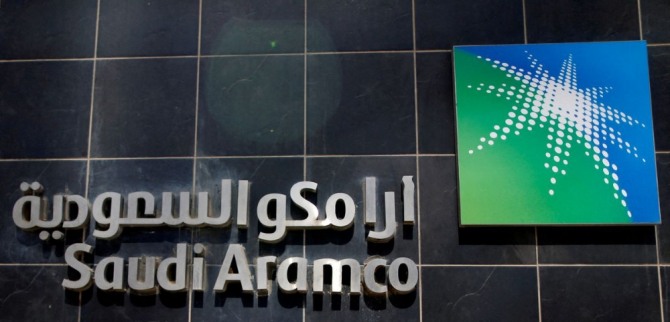 사우디아라비아 다흐란에 있는 사우디 아람코 본사 내 회사 로고. 사진=로이터