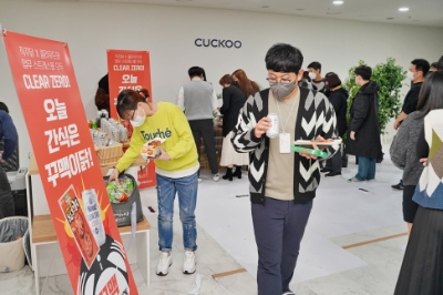 서울 논현동에 위치한 쿠쿠전자에서 임직원들이 ‘꾸맥’ 간식을 즐기고 있다. 사진=롯데제과
