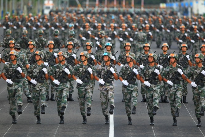중국 인민군 모습. 코로나 시위가 대규모로 확산하면서 일각에서는 계엄령을 선포해야 한다는 주장이 나오고 있다.  