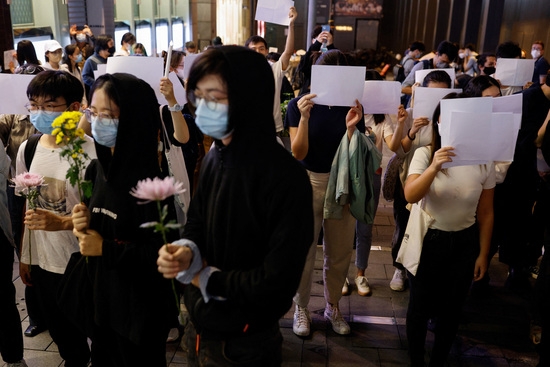 홍콩시민들이 중국의 고강도 '제로 코로나' 정책에 항의하기 위해 흰색 종이를 들고 시위하고 있다.  사진=로이터