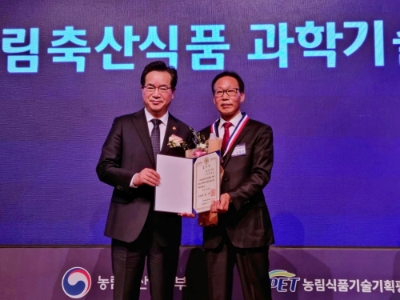 정황근 농림축산식품부 장관(왼쪽)과 최용호 샘표식품 우리발효연구중심 연구실장. 사진=샘표