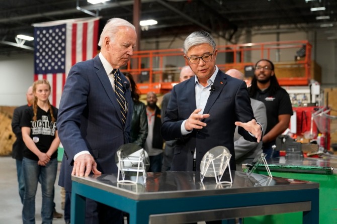 美国总统乔·拜登访问美国国内韩国工厂SK Siltron CSS工厂。照片=NEWSIS