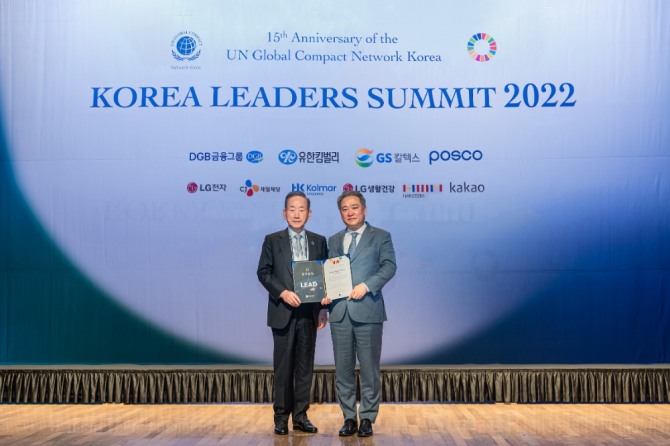 한국콜마홀딩스 안병준 대표(사진 오른쪽)와 UNGC한국협회 이동건 회장이 ‘2023년도 LEAD 그룹’ 위촉 행사 후 기념 사진을 찍고 있다. 사진=한국콜마홀딩스.