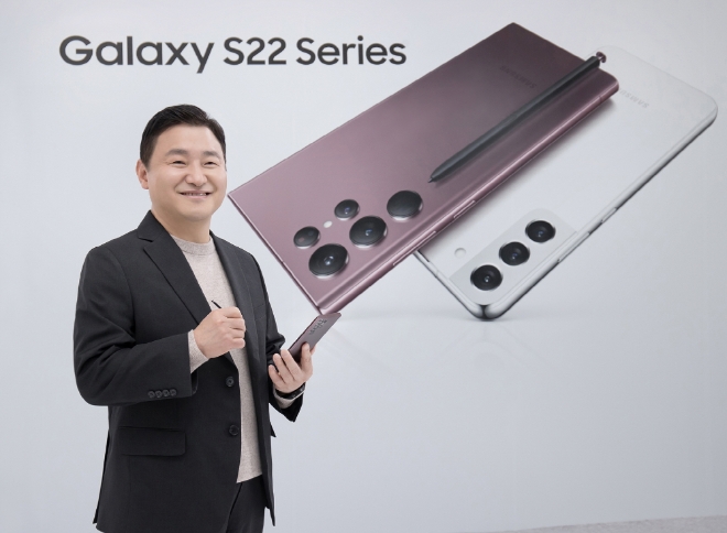 노태문 삼성전자 MX사업부장(사장)이 지난 2월10일 '삼성 갤럭시 언팩 2022'에서 상반기 전략 스마트폰인 갤럭시S22 시리즈를 소개하고 있다. 사진=삼성전자