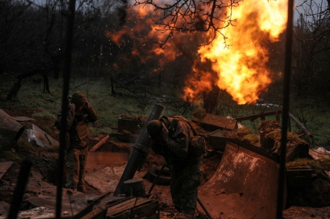 러시아가 우크라이나를 계속 공격하고 있는 가운데 도네츠크 지역에서 우크라이나 군인들이 러시아군에 박격포를 발사하고 있다. 사진=로이터