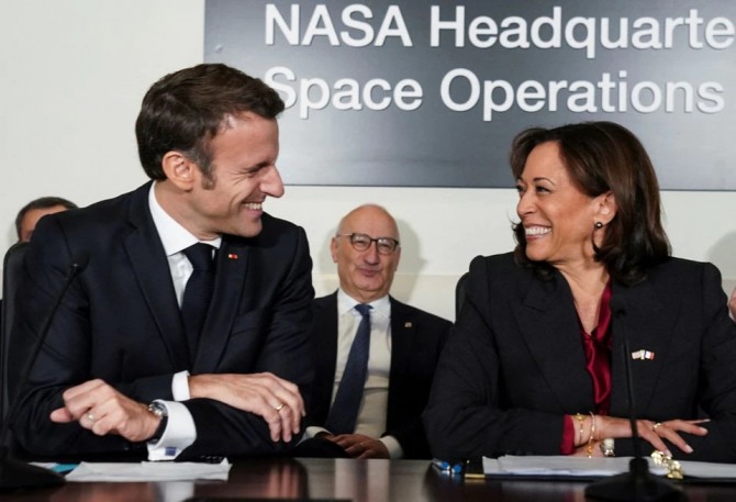 미국을 국빈 방문 중인 에마뉘엘 마크롱 프랑스 대통령이 30일(현지시간) 워싱턴 DC에 있는  미 우주항공국( NASA) 본부를 방문해 카멀라 해리스 부통령과 환담하고 있다. 사진=로이터