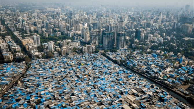 세계 최대 규모의 슬럼가인 인도 뭄바이 중심가의 ‘다라비 지구’(하단). 인도의 경제성장을 상징하는 고층빌딩 숲으로 둘러싸여 있다. 사진=미디어폴리스저널