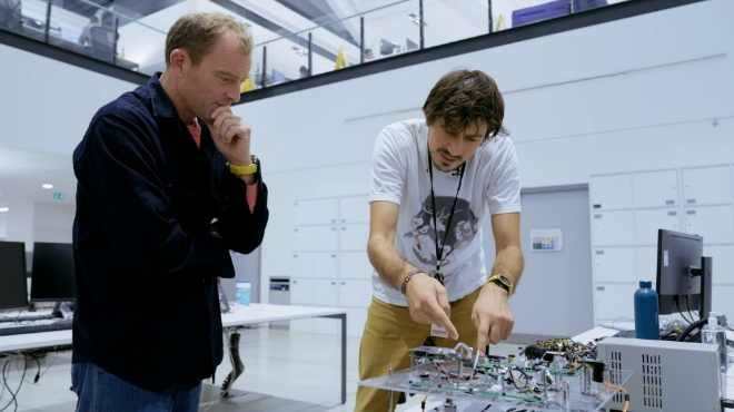 다이슨 수석 엔지니어 제이크 다이슨(왼쪽)과 한 엔지니어가 센서와 전자 장치, 제어 시스템 등을 살펴보고 있다. 사진=다이슨