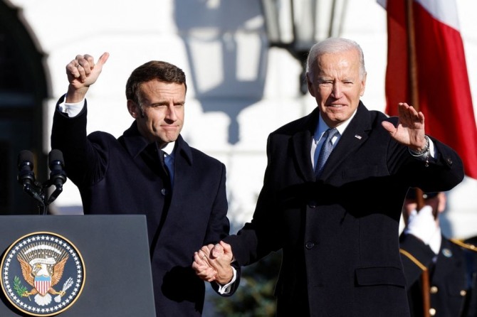 조 바이든 미국 대통령과 에마뉘엘 마크롱 프랑스 대통령이 1일(현지시간) 백악관에서 손을 잡으며 협력을 다짐하고 있다. 사진=로이터