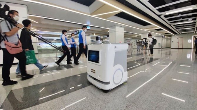 A cleaning and disinfection robot works at Line 12’s Zhongshan Park Station on Tuesday. Sun Yuchen