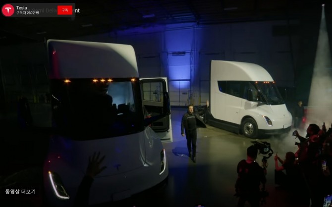 1일(현지시간) 미국 네바다주 스파크스의 세미트럭 공장에서 진행된 첫 출고식에 일론 머스크 테슬라 CEO가 세미 트럭을 직접 몰고 등장하고 있다. 사진=테슬라