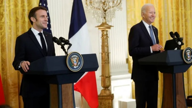 조 바이든 미국 대통령(오른쪽)과 에마뉘엘 마크롱 프랑스 대통령이 1일(현지시간) 백악관에서 정상회담을 한 뒤 기자회견을 하고 있다. 사진=로이터