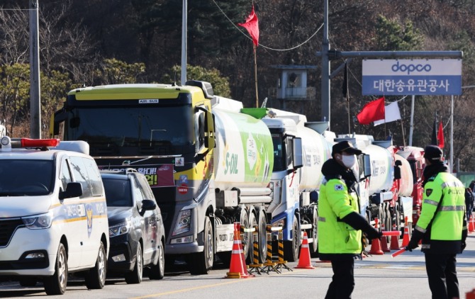  화물연대 파업 9일째인 2일 오후 경기도 성남시 분당구 대한송유관공사 서울지사 앞에 파업 중인 유조차가 주차돼 있다. 사진=연합뉴스