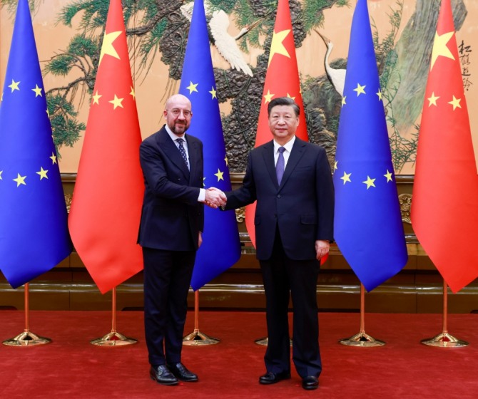 중국을 방문한 샤를 미셸 유럽연합(EU) 정상회의 상임의장(왼쪽)이 지난 1일 베이징 인민대회당에서 시진핑 중국 국가주석과 악수하고 있다. 사진=연합뉴스