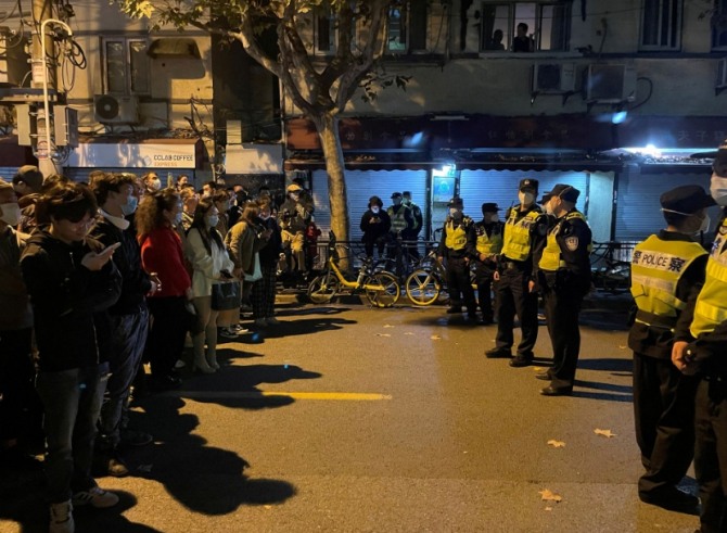 12월 2일(현지 시간) 베이징에서 코로나 봉쇄에 대한 반발이 확산되고 있는 가운데 시민들과 경찰이 대치하고 있다. 사진=로이터