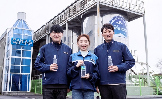 제주삼다수 생산본부 직원들이 폐 페트병으로 만든 친환경 근무복을 입고 있다. 사진=제주삼다수