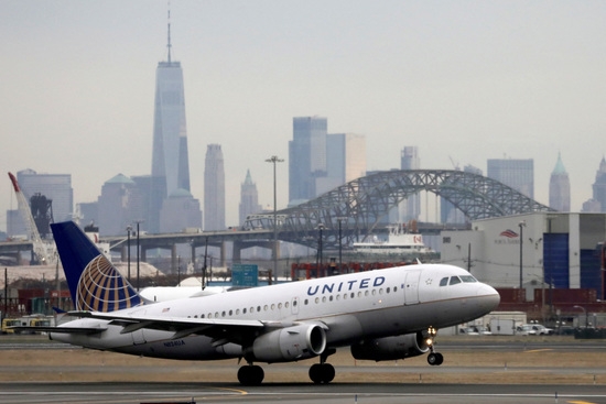유나이티드항공기가 뉴욕을 배경으로 날아오르고 있다. 사진=로이터