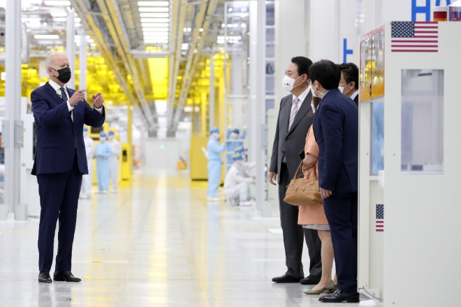 윤석열 대통령과 조 바이든 미국 대통령이 지난 5월20일 경기 평택 삼성전자 반도체 공장을 시찰하고 있다. 사진=뉴시스