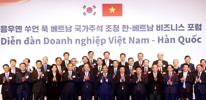 응우옌 쑤언 푹 베트남 국가주석(앞줄 왼쪽 일곱번째)과 추경호 경제부총리(앞줄 왼쪽 여섯번째)가 참석자들과 기념촬영을 하고 있다. 사진=대한상공회의소 