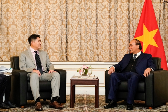 조현준 효성 회장(왼쪽)이 응우옌 쑤언 푹 베트남 국가주석(오른쪽)을 만나 베트남에 지속적인 투자를 약속하는 등 사업확대 방안을 논의했다. 사진=효성