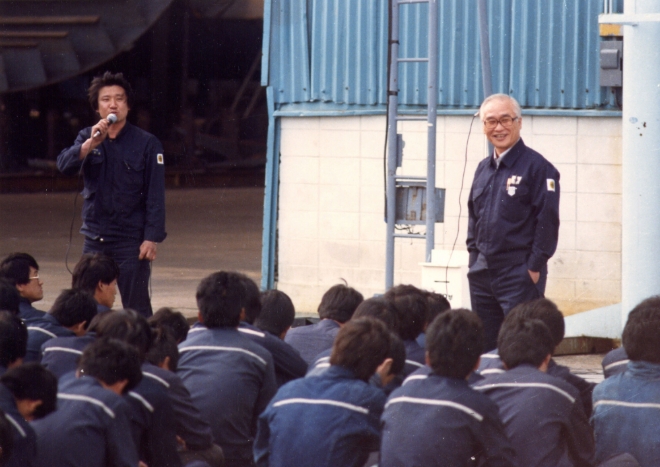 김우중 대우그룹 회장(오른쪽)이 1988년 대우조선해양 옥포조선소에서 현장경영을 선언한 직후 기능직원들과 간담회를 갖고 있다. 사진=대우세계경영연구회