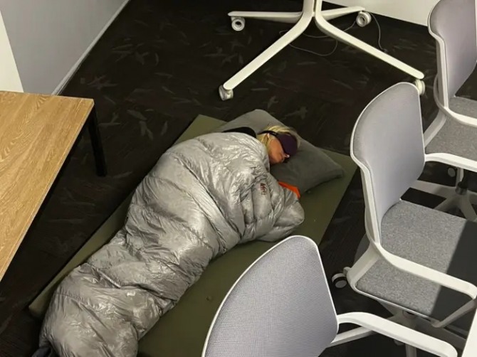 에스더 크로포드 트위터 제품관리 담당 이사가 최근 샌프란시스코 트위터 본사 사무실에서 잠자고 있는 모습이라며 트위터 직원이 트위터에 공개한 사진. 사진=트위터