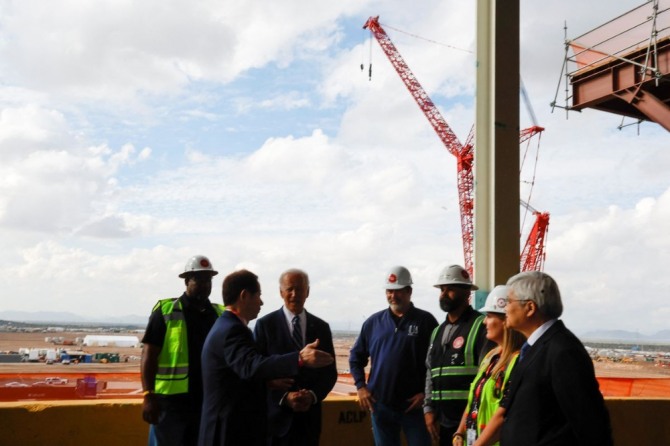 TSMC 애리조나주 공장 건설 현장을 방문한 조 바이든 미국 대통령이 류더인 회장과 대화하고 있는 모습. 사진=로이터