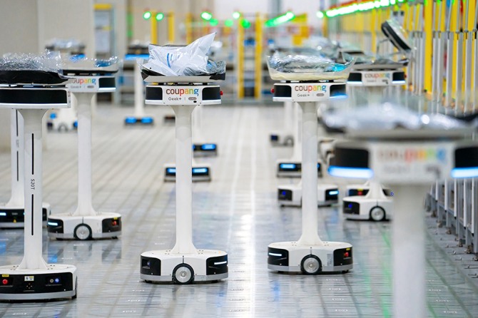 로봇들이 운송장의 주소를 스캔한 후 단 몇 초 만에 배송 지역별로 상품을 분류한다. 사진=쿠팡.