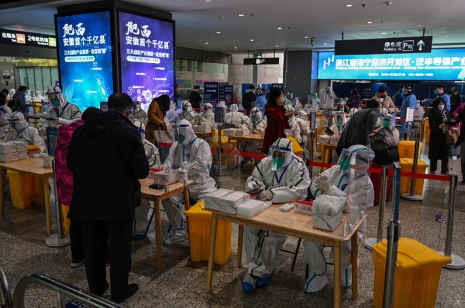 중국 상하이 방역요원들이 6일(현지시간) 시내 훙차오 전철역에 도착한 승객들을 상대로 코로나19 검사를 하고 있다. 사진=연합뉴스