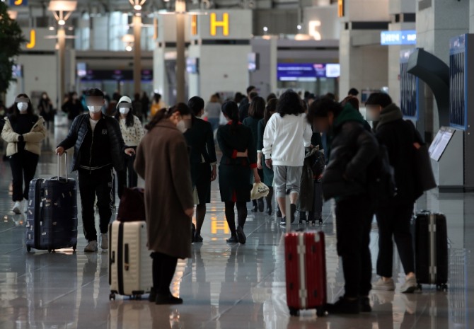 코로나 이후 처음으로 지난 6일 인천공항 일일 여객이 9만명을 넘어 93,251명으로 집계 됐다. 7일 인천국제공항 제1터미널 출국장에서 이용객들이 이동하고 있다. 이는 코로나 이전인 2020년 2월 이후 986일 만으로 올해 1월1일 대비 10배 이상 증가한 수치다. 사진=뉴시스 